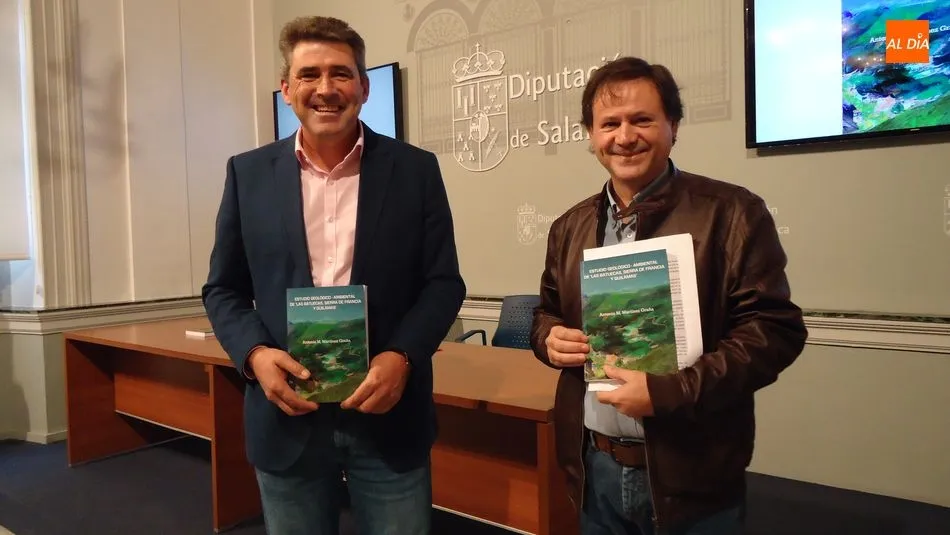 El diputado de Cultura, Julián Barrera, y el autor del libro, Antonio M. Martínez Graña