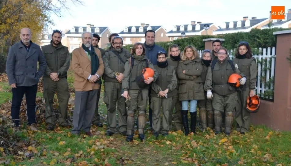 Autoridades y participantes en la segunda edición del programa de empleo `Corredor Verde II. Foto de Lydia González