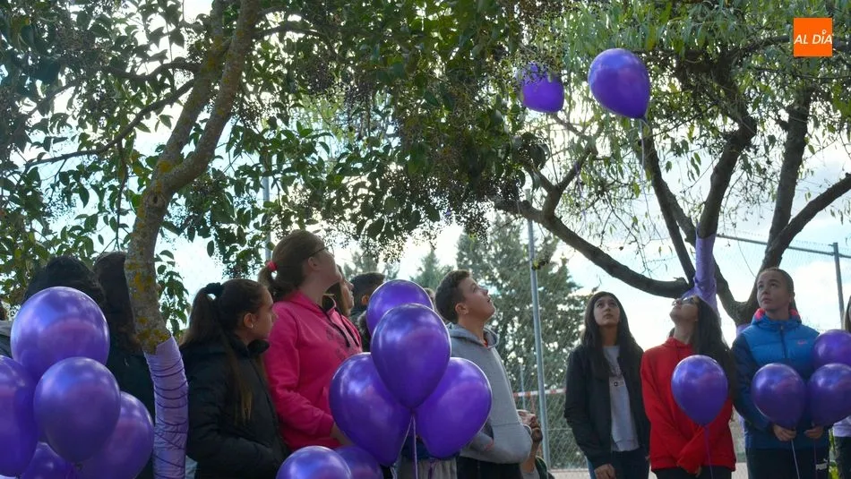 Los globos morados se elevan al cielo bajo la atenta mirada de los escolares / E. Corredera