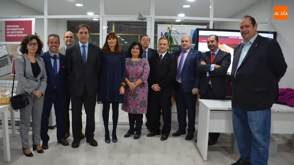 Asistentes a la presentación de las nuevas instalaciones del Colegio Oficial de Gestores / Foto: Lydia González.