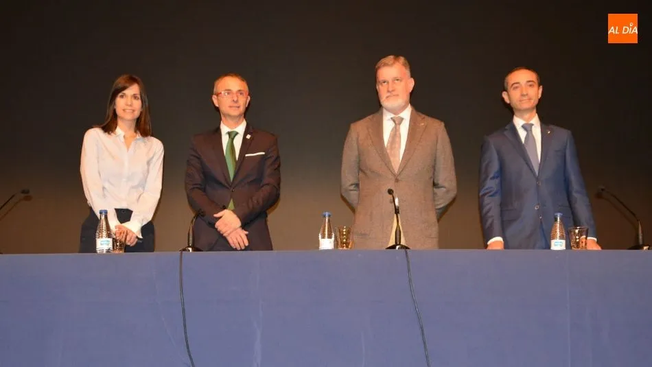 Ponentes en la ultima mesa redonda de la Upsa y la Usal / Foto: Lydia González.