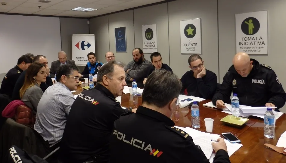 Reunión en las instalaciones del propio centro comercial Carrefour, presidida por la subdelegada del Gobierno, los mandos de la Policía Nacional y de la Policía Local, así como los responsables del resto de servicios que tomaron parte en el simulacro