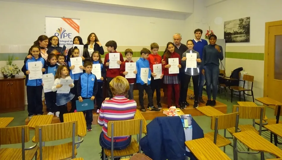 Alumnos del colegio San Juan Bosco con sus certificados Cambridge and Trinity