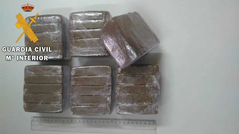 Paquetes de hachís que el detenido tenía escondidos en el coche
