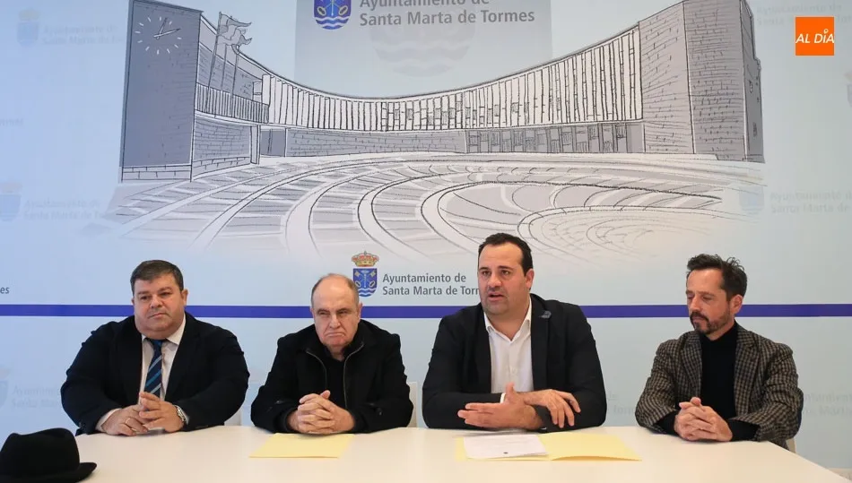Un momento de la firma del acuerdo en el Ayuntamiento de Santa Marta. Foto: Alberto Martín