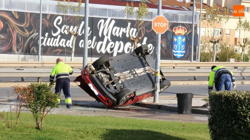 El vehículo salió por la cuneta, atravesó la calzada y volcó en el asfalto. Foto: Alberto Martín