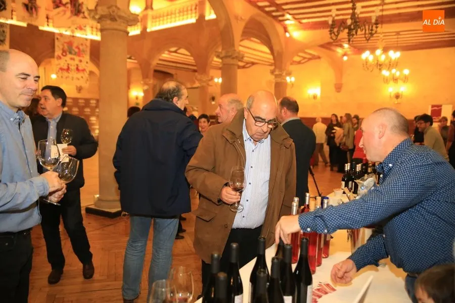 Asistentes a la jornada durante una degustación en el Casino de Salamanca / Foto: Alberto Martín.