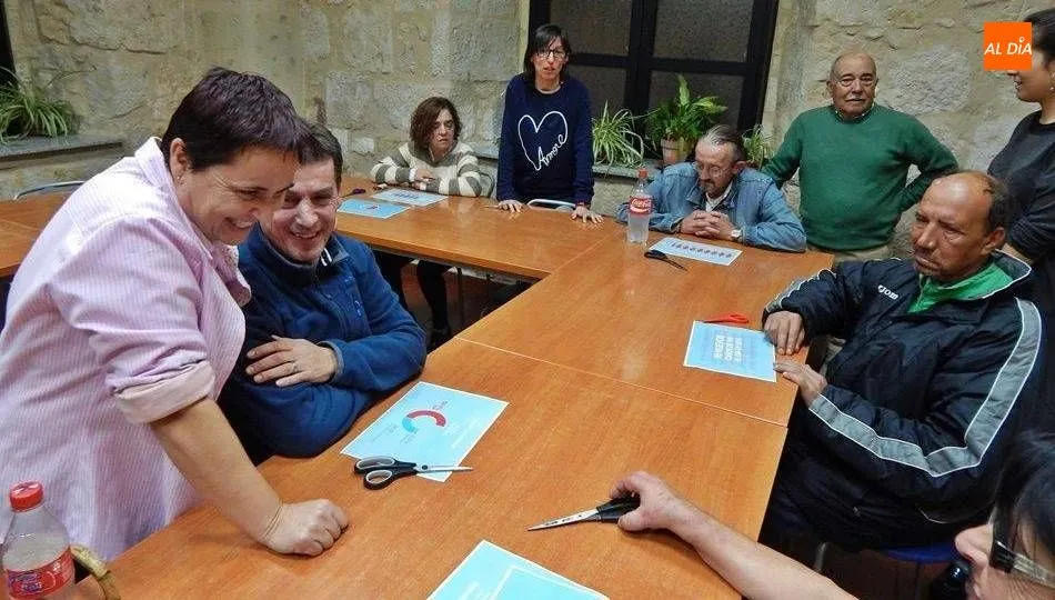 Residentes, profesionales y voluntarios de Casa Samuel durante unos de los talleres con motivo del anterior Día Mundial del Sida