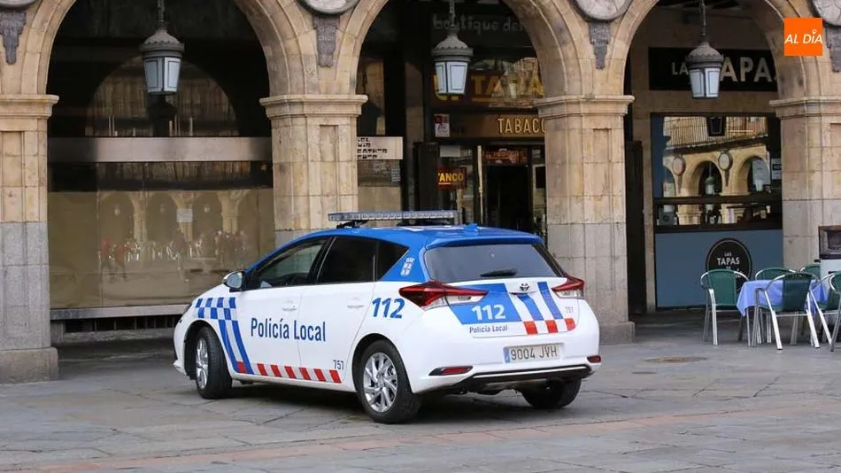 Coche de la Policía Local en la Plaza Mayor