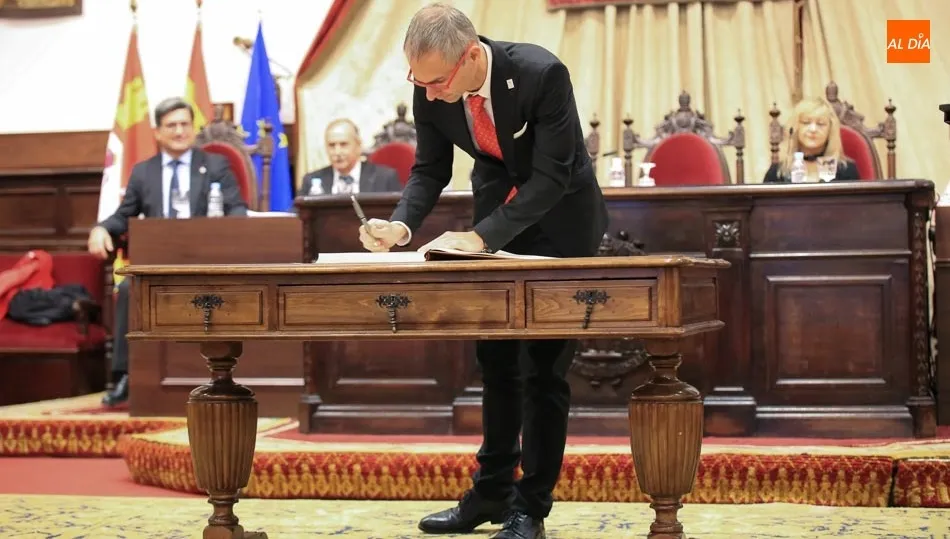 El rector de la Universidad de Salamanca, Ricardo Rivero, en el Paranifno, firma la Magna Charta Humanitatum. Foto de Alberto Martín