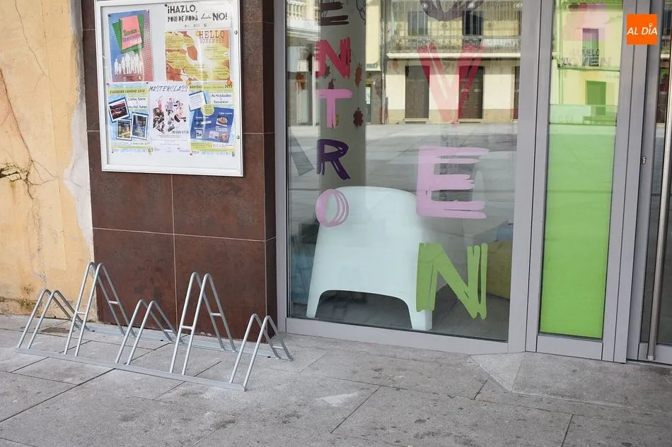 El centro joven estrena aparcamiento para bicicletas