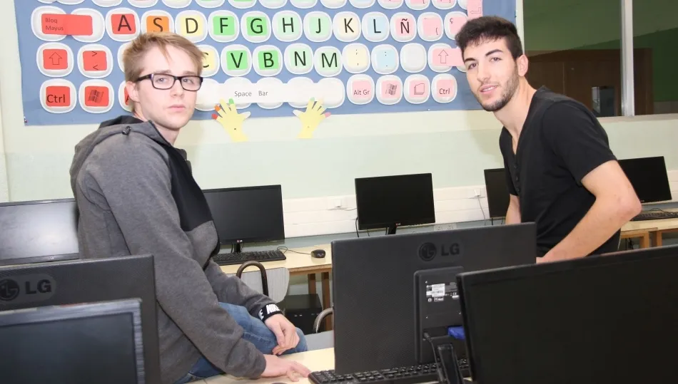 Pablo Plaza Martínez estudia el Grado Superior de FP en el Colegio Salesiano de Pizarrales y Manuel López Pérez es alumno del Grado de Ingeniería Informática en la Facultad de Ciencias de la Universidad de Salamanca