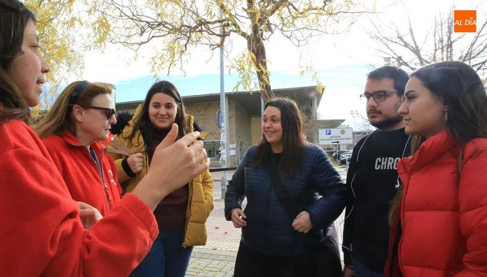 Voluntarios de Cruz Roja informando a universitarios en el Campus Unamuno. Foto de Alberto Martín