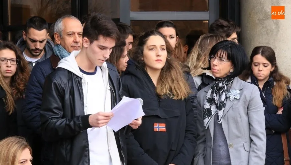Lectura del manifiesto por parte de alumnos de la Facultad de Ciencias Sociales. Foto de Alberto Martín