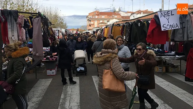 El mercadillo se estrenaba este jueves en la Plaza Nueva