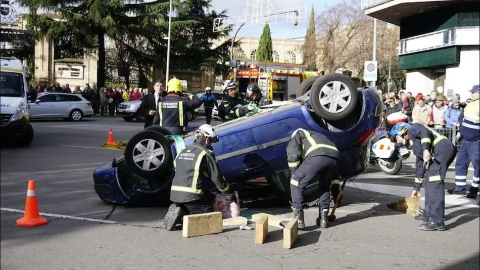 Los bomberos trabajan en la retirada del coche volcado en el Paseo de Carmelita. Foto: El Norte de Castilla
