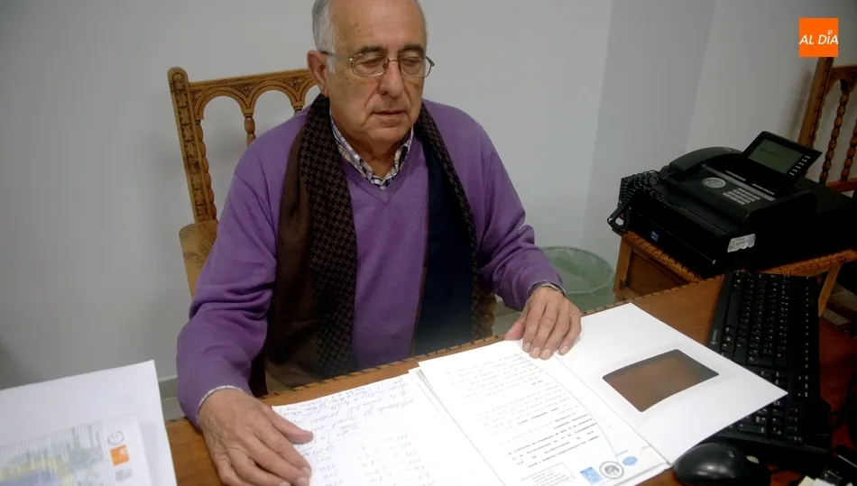 El alcalde de Vitigudino, Germán Vicente, con la escritura de los nuevos terrenos municipales / SILVESTRE
