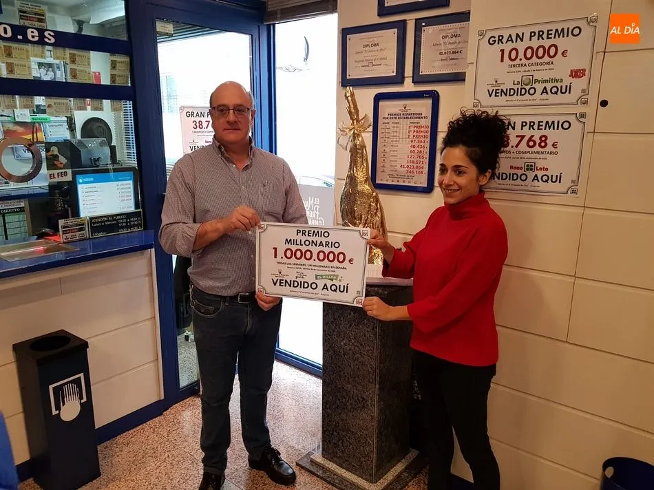 La administración de loterías El Jamón de Oro celebra su nuevo premio millonario