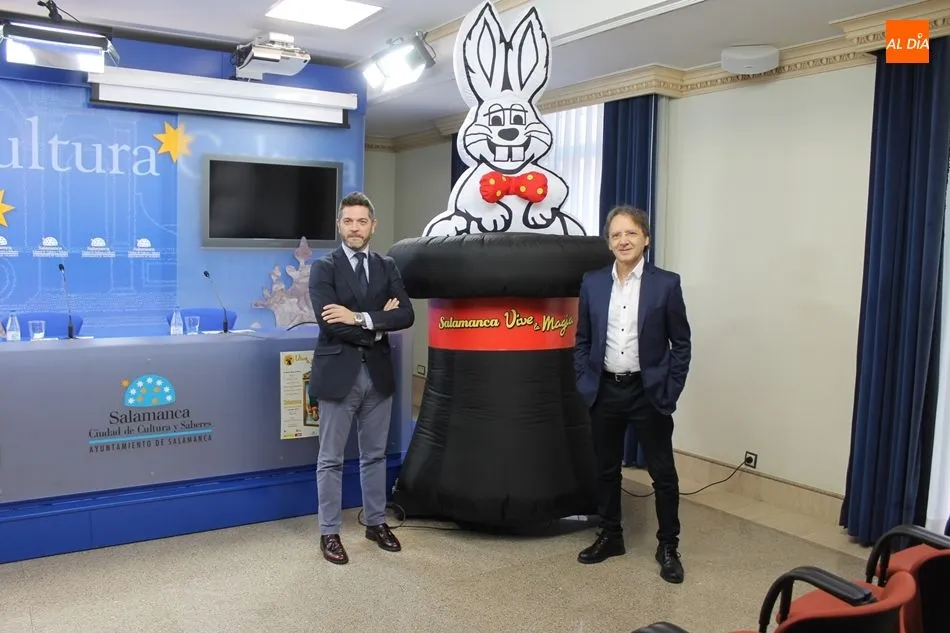 El concejal de Cultura, Julio López, y el coordinador de la gala, el mago Juan Mayoral