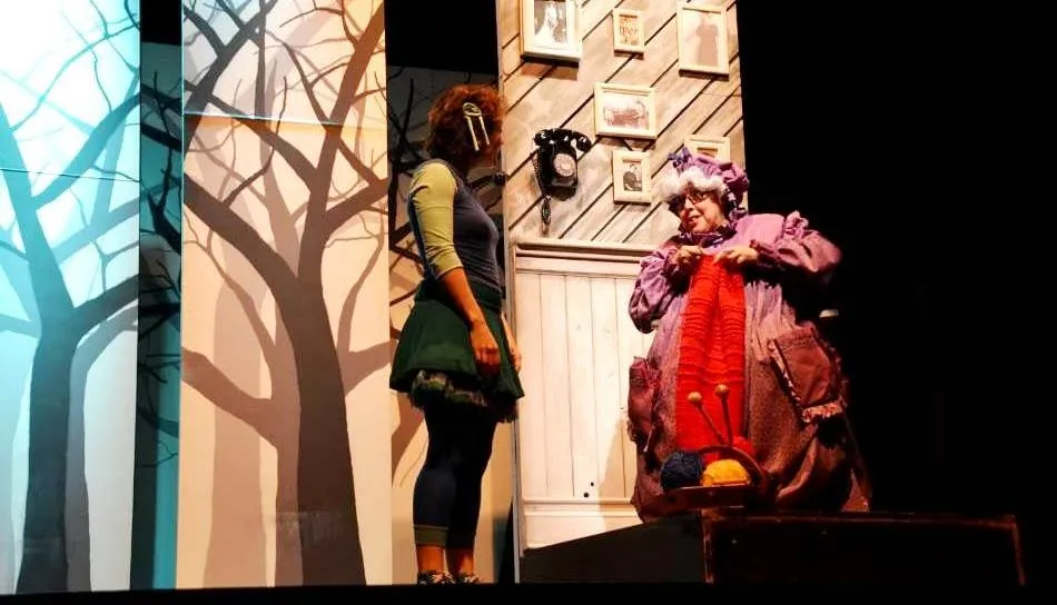 Una de las escenas de la obra ‘Caperucita, lo que nunca se contó’, a cargo del grupo Teloncillo, en la biblioteca Torrente Ballester. Foto de Lydia González