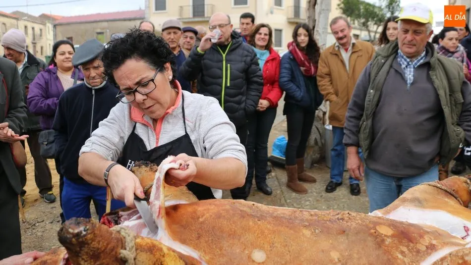La matancera de honor del año 2017, Ángeles Frutos, despiezando al cerdo / Archivo