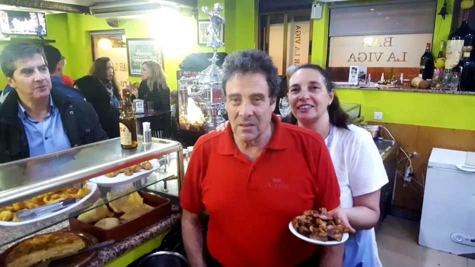 Jose y Mayte con una de sus populares tapas de jeta