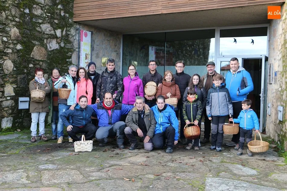 El grupo recibió indicaciones en la Casa del Parque antes de comenzar la recolección