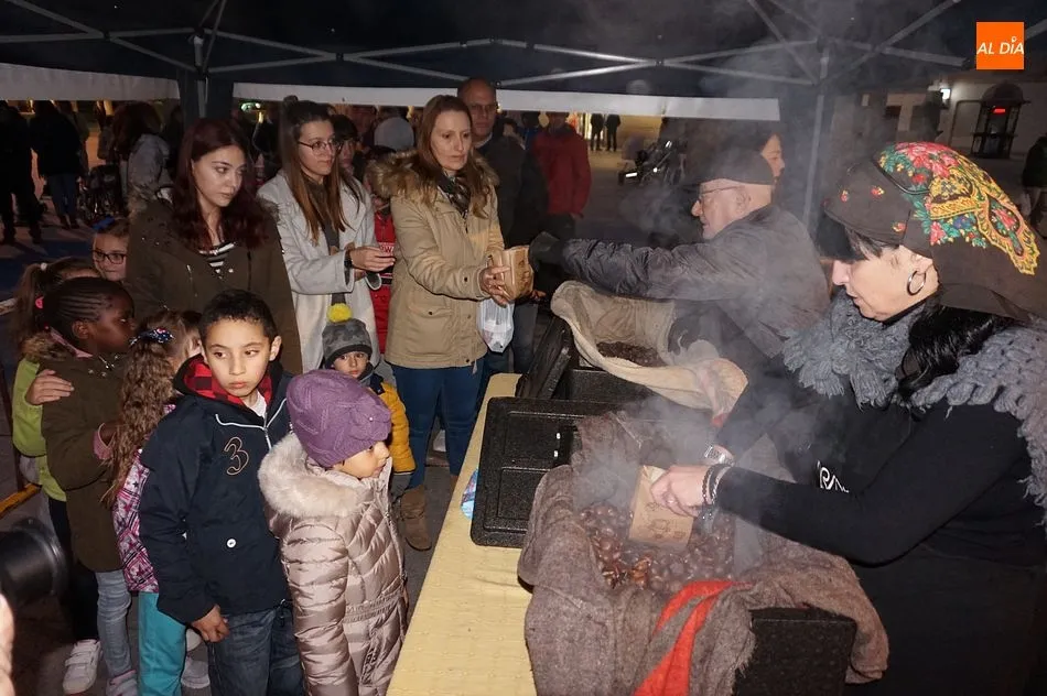 Adultos y niños disfrutaron de las sabrosas, y calentitas, castañas asadas en Guijuelo