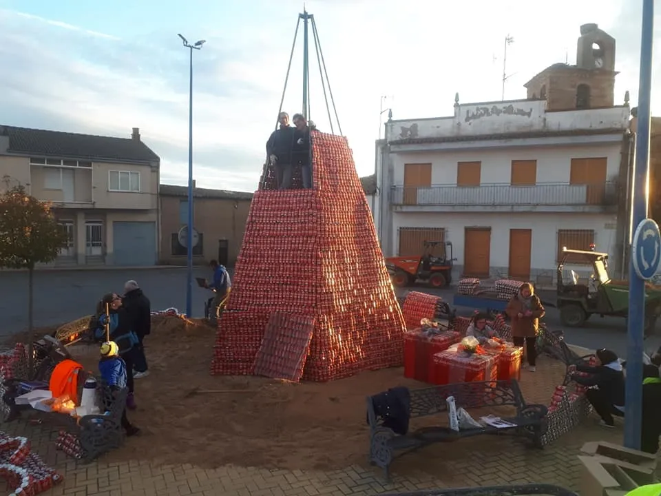 Voluntarios instalan el árbol en la Plaza de España este sábado