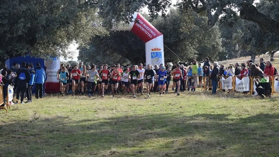 Un momento de la salida de la III Carrera Popular Taurina.