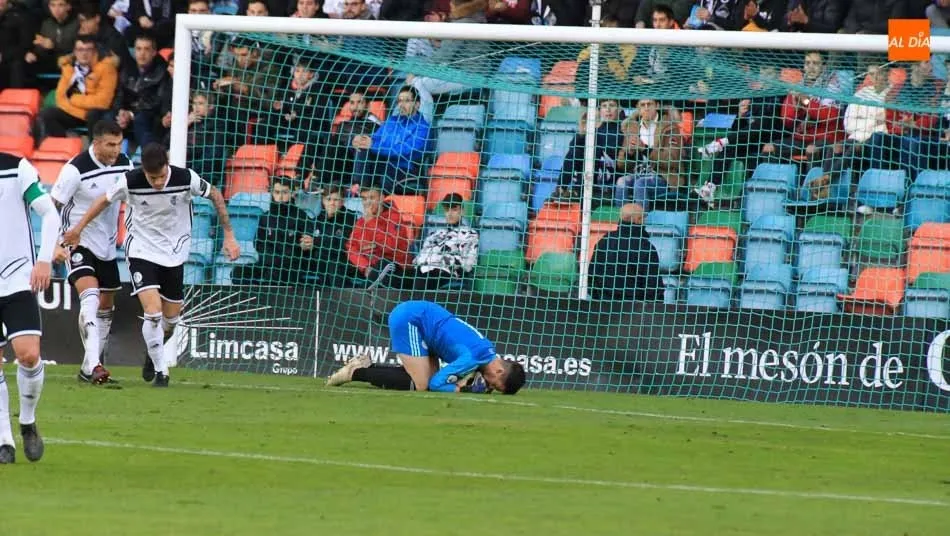 Sotres en una de sus intervenciones en el partido ante la Cultural. Foto de Alberto Matín