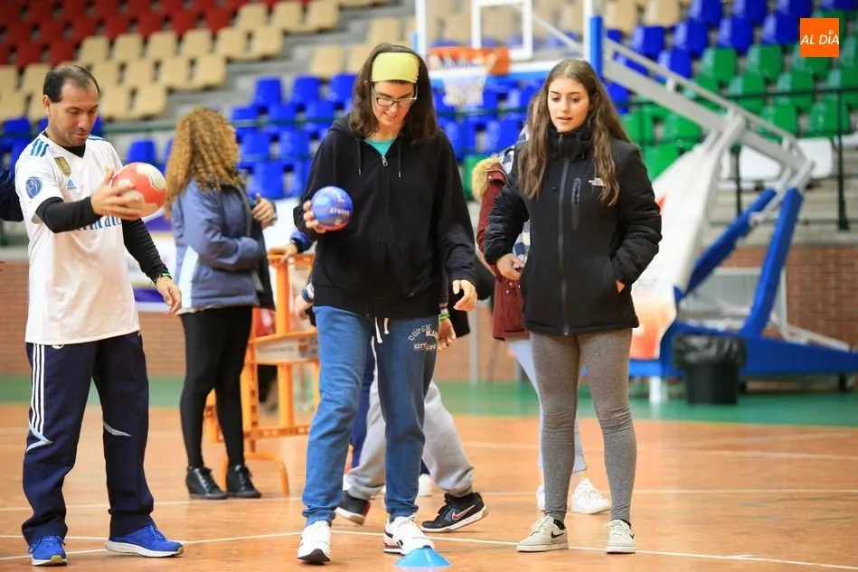 Participantes en las actividades organizadas en Carbajosa con motivo del Día Internacional de la Discapacidad