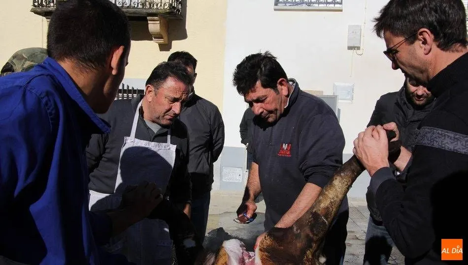 Paco y Maxi, encargados del despiece en la IX Matanza Popular / Archivo