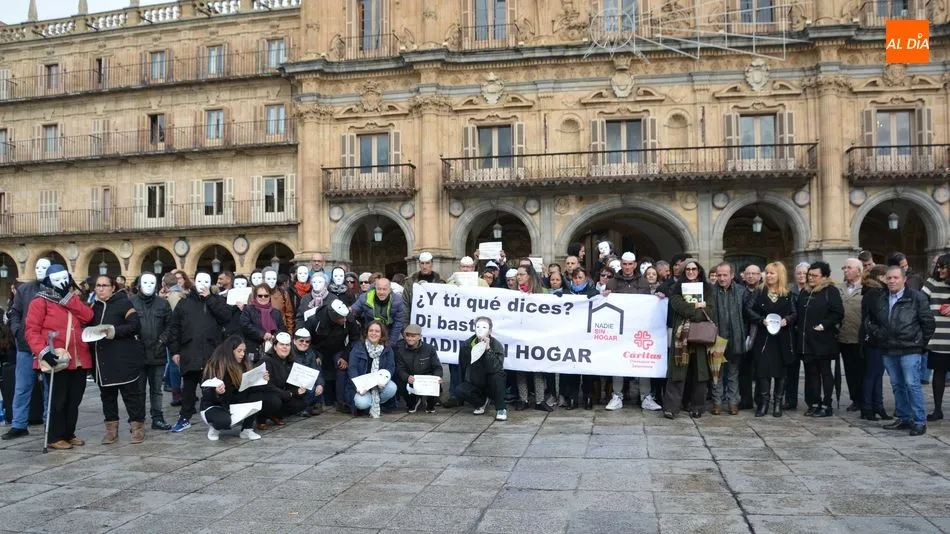Participantes en el ‘flashmob’ reivindicativo desarrollado en la Plaza Mayor