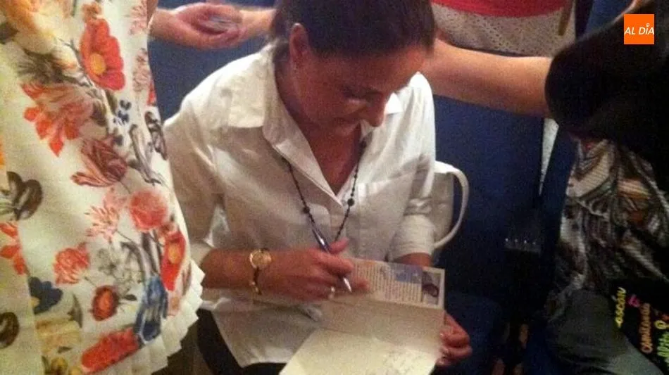 Koro Benito firmando libros en la presentación de su primera obra en Lumbrales