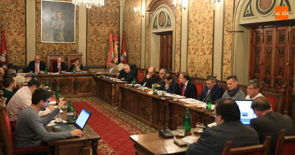 El pleno de noviembre aprobó una moción para instar al Colegio de Secretarios al cumplimiento de la Ley de Bases de Régimen Local