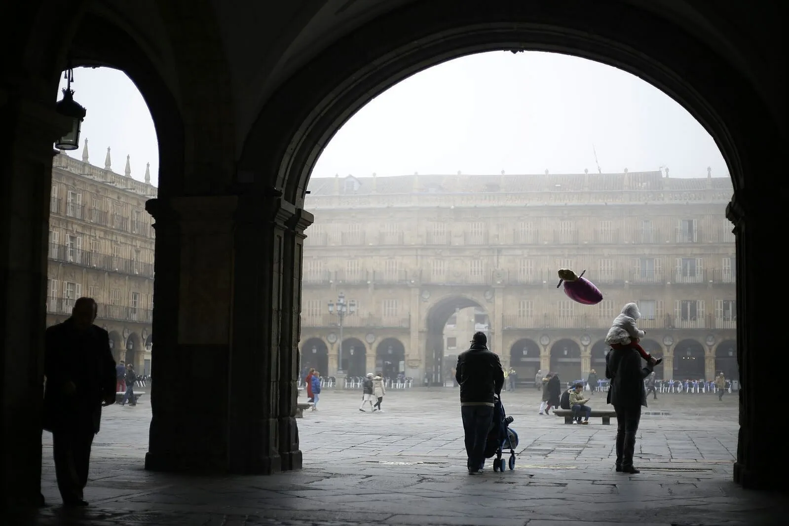 Puente de diciembre marcado por la niebla, en la imagen, Plaza Mayor de Salamanca