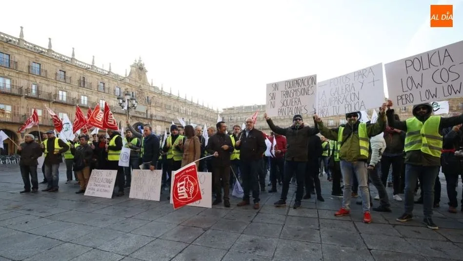 Protesta de los agentes locales en el exterior del Ayuntamiento. Fotos: Lydia González