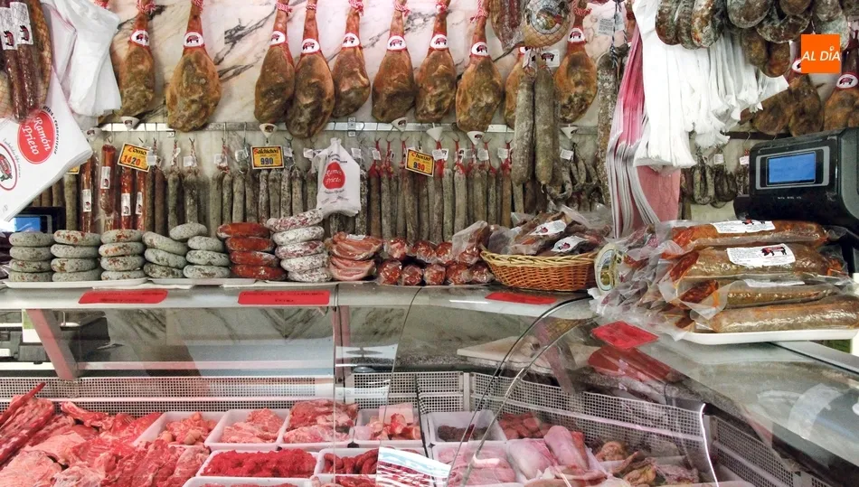 Carnicería de Jamones y Embutidos Prieto está en la plaza del Mercado de Vitigudino