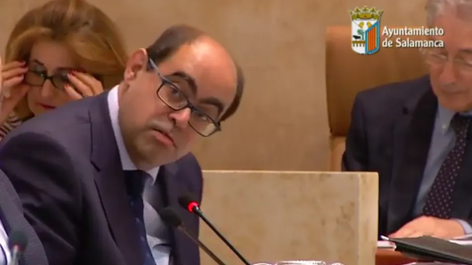 El portavoz popular respondiendo a la concejala Virginia Carrera