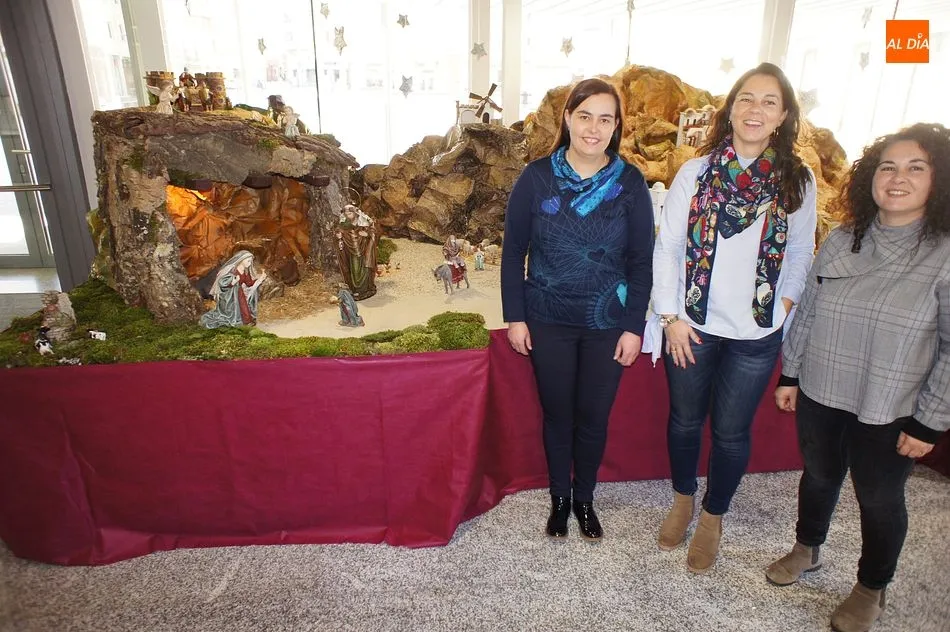Maleny Gómez, María Jesús Moro y Ana Pérez, responsables del montaje del belén municipal