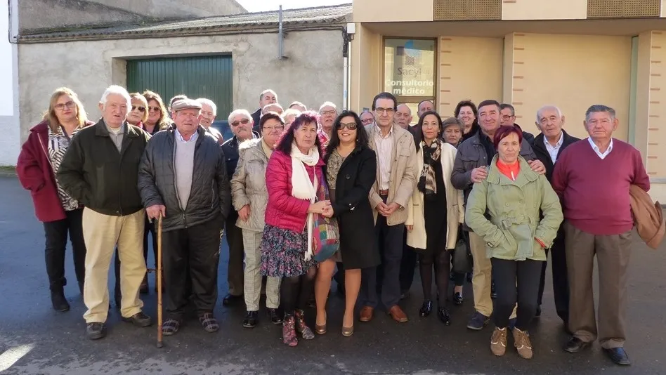 Vecinos de Moríñigo con Santiago Alberca