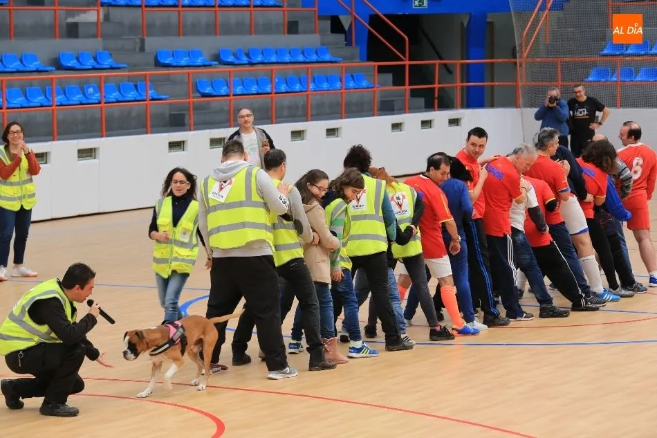 Diversión y buen ambiente en esta jornada de deporte y solidarida en el pabellón de la Alamedilla. Foto de Alberto Martín