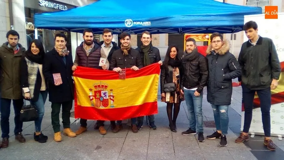 Integrantes de Nuevas Generaciones en la plaza del Liceo, junto a Julio López, coordinador general del PP de Salamanca