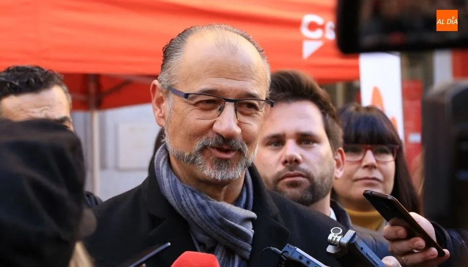 El portavoz de Ciudadanos en Castilla y León (CyL),  el salmantino Luis Fuentes, en la plaza del Liceo. Foto de Alberto Martín