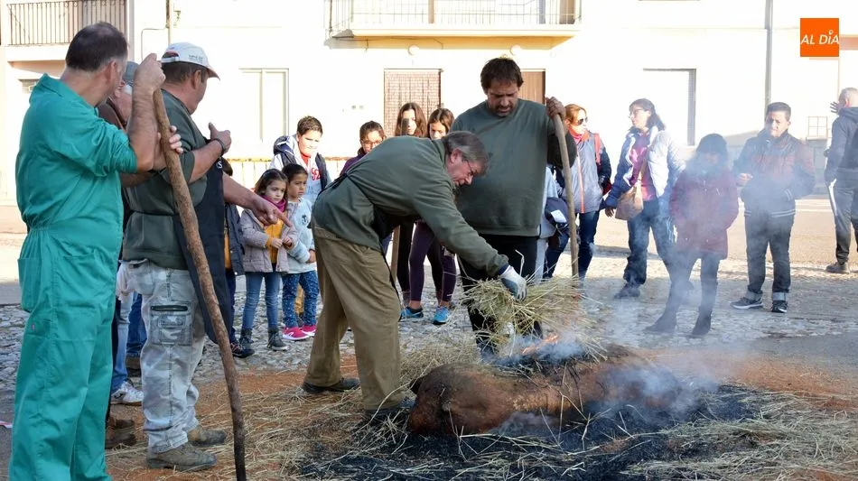 Los niños siguieron con interés todo el proceso de la matanza / E. Corredera