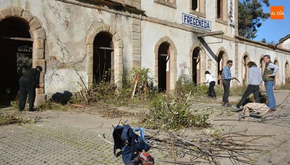 Retirada de maleza en la fachada del edificio central de la estación de Fregeneda / E. Corredera