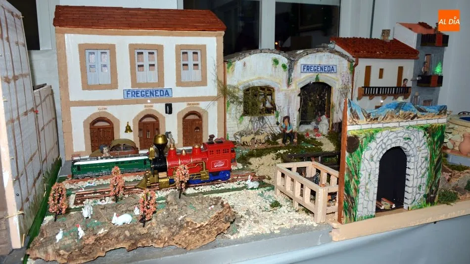 Las locomotoras y las figuras recuerdan la actividad en la estación ahora abandonada / E. Corredera