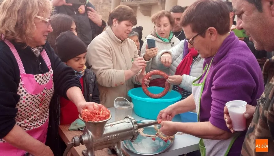 El público pudo ver también cómo se elaboran los chorizos / ERNESTO MARTÍN RENGEL
