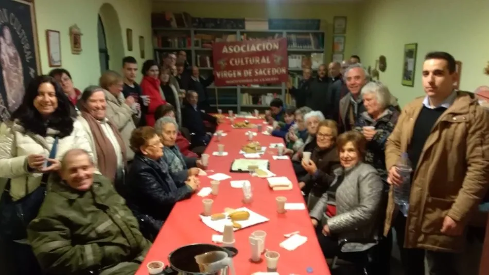 Los vecinos de Monterrubio de la Sierra disfrutan de su encuentro navideño.